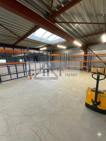 Industrial in Saint-Soupplets to rent - Interior Photo - Image 2 of 4