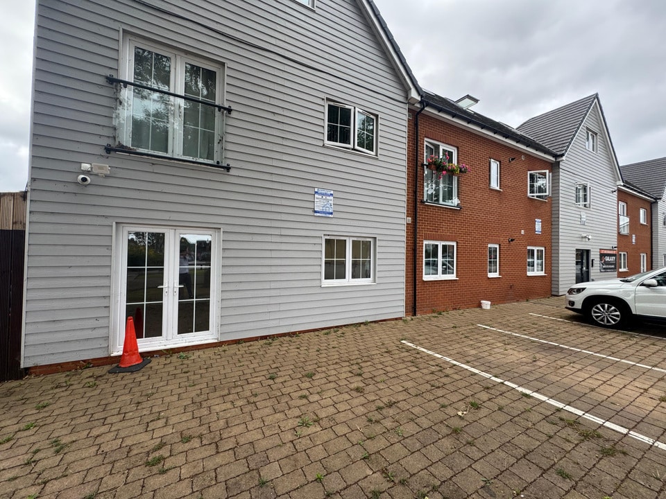 63 Twist Way, Slough to rent Building Photo- Image 1 of 2