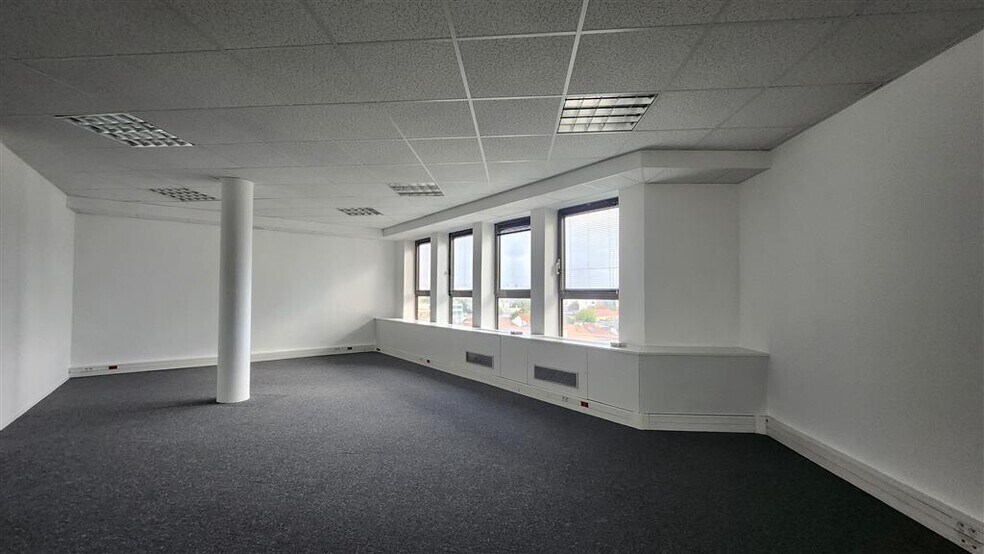 Office in La Garenne-Colombes to rent - Interior Photo - Image 3 of 7