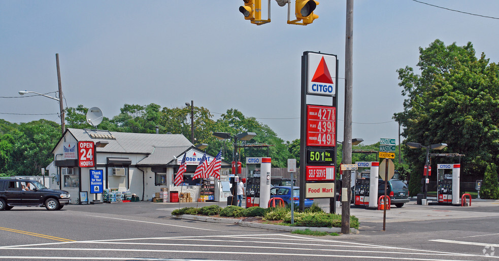 1081 Mastic Rd, Mastic, NY for sale - Primary Photo - Image 1 of 1