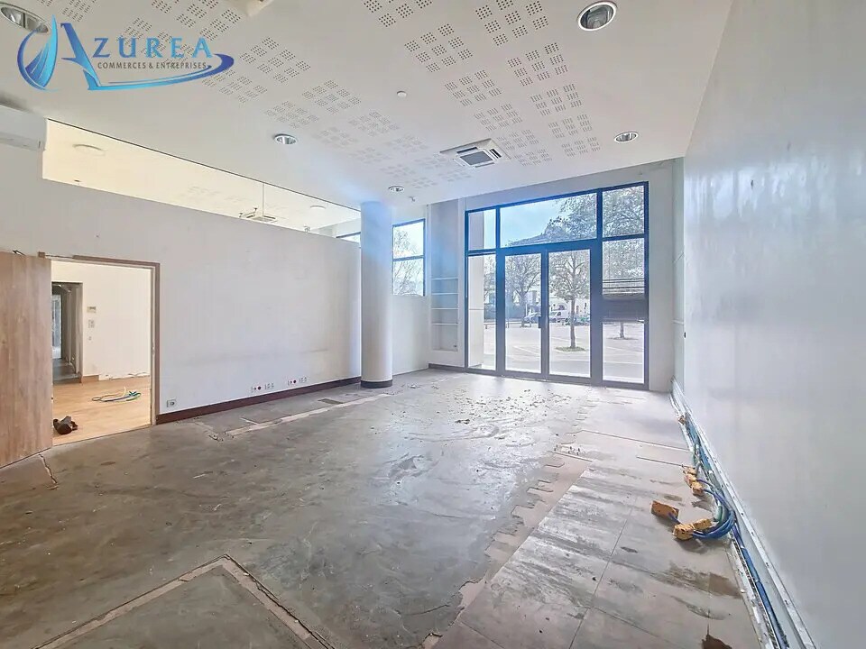 Location Commerce 300 m² - Photo 1