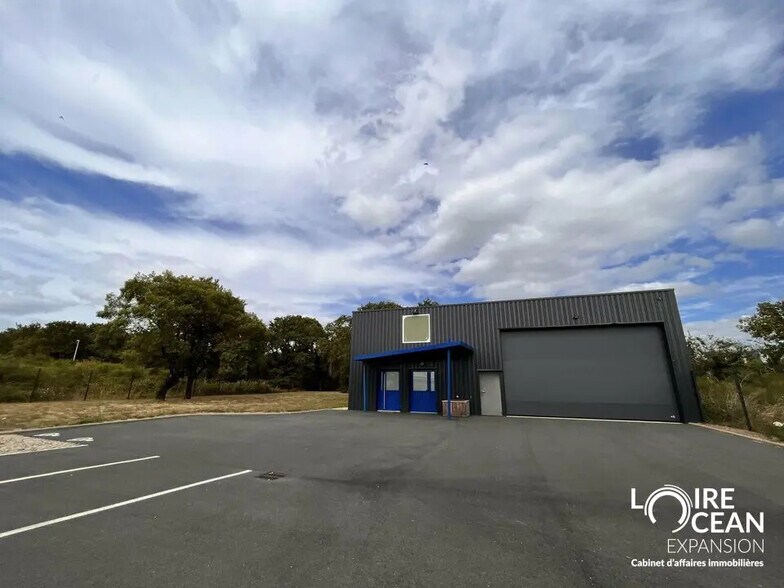 Light Industrial in Nantes to rent - Building Photo - Image 1 of 13