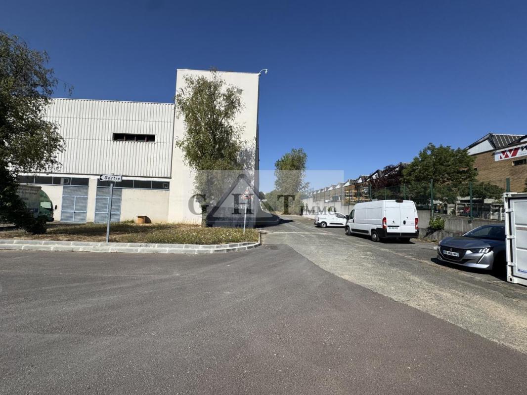Office in Vitry Sur Seine for sale Building Photo- Image 1 of 9