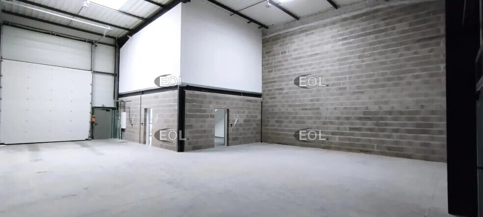 Light Industrial in Chassieu to rent - Interior Photo - Image 3 of 5