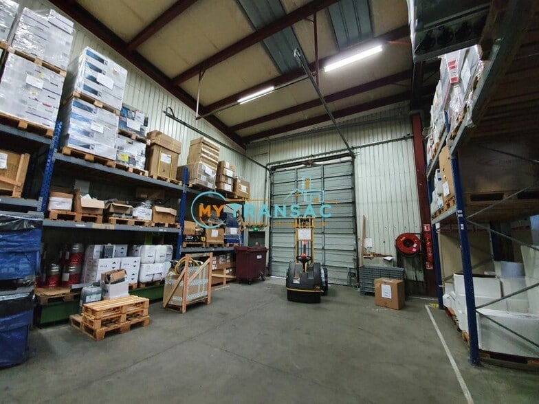 Light Industrial in Les Pavillons-sous-Bois to rent - Interior Photo - Image 2 of 3