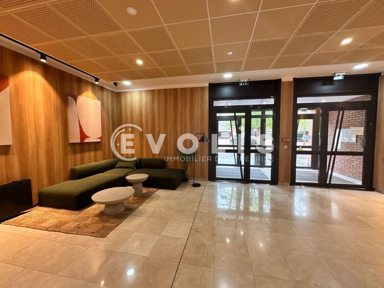 10-12 Rue Andras Beck, Meudon to rent - Lobby - Image 3 of 39