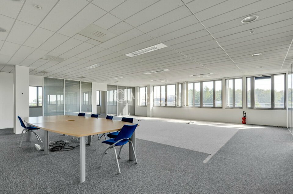 Office in Roissy-en-France to rent Interior Photo- Image 1 of 9