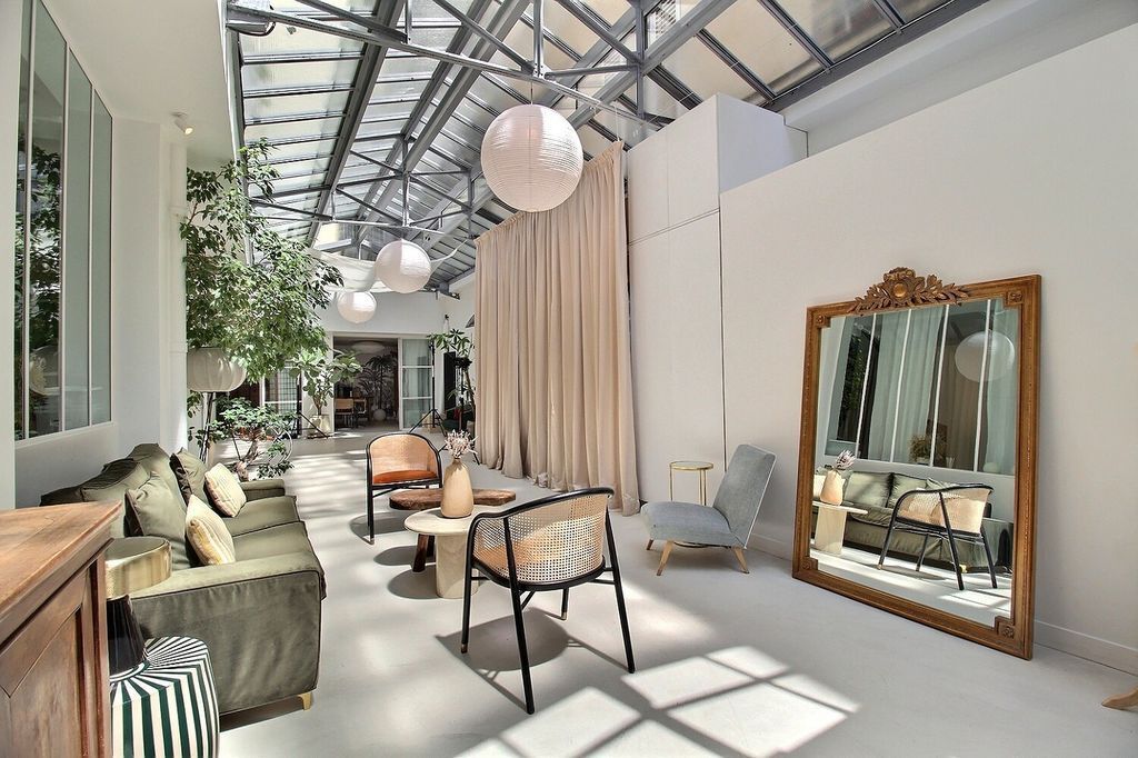 Office in Paris for sale Building Photo- Image 1 of 8