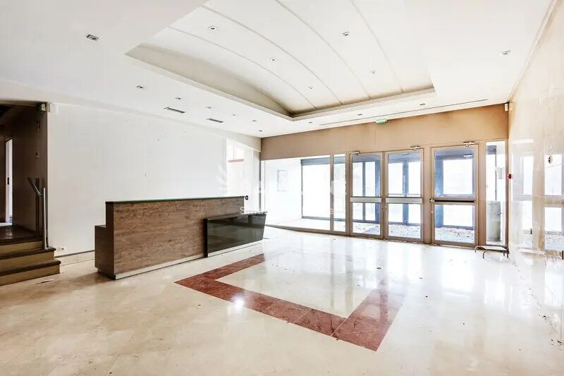 Light Industrial in Malakoff to rent - Lobby - Image 2 of 17