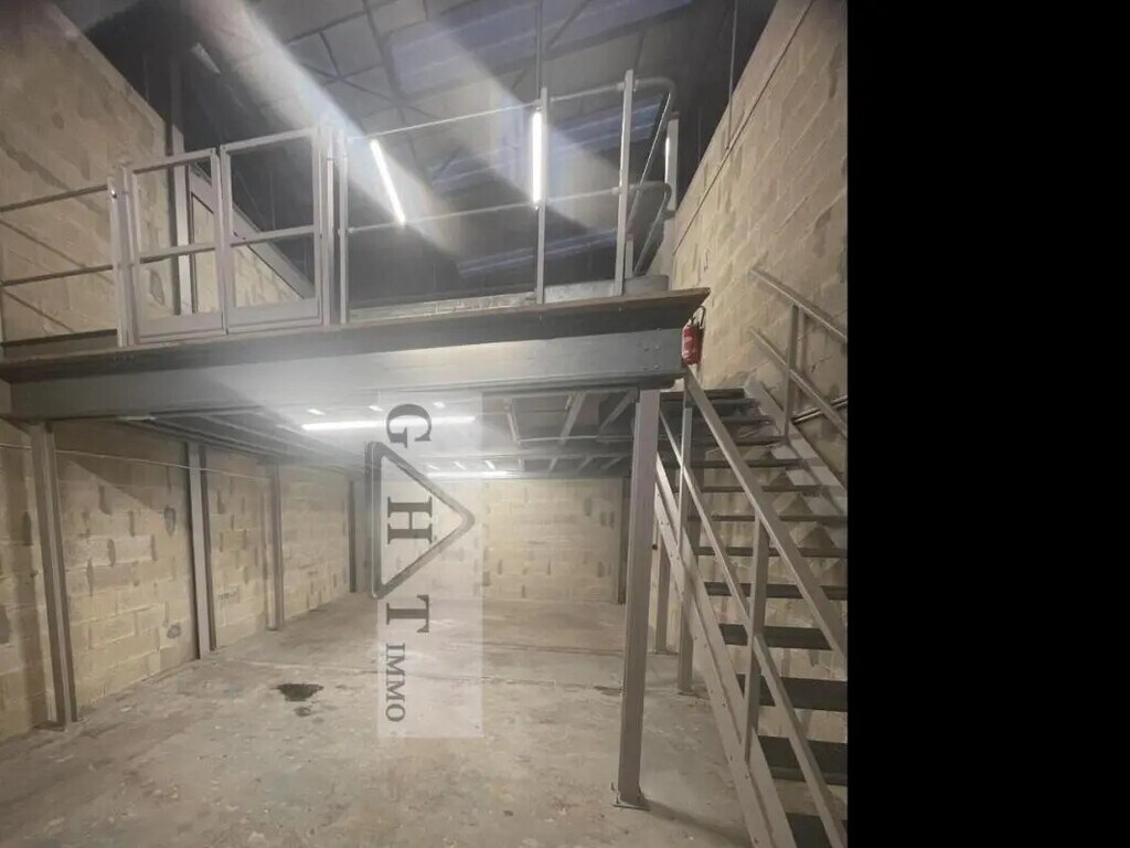 Location Entrepôt 95 m² - Photo 1