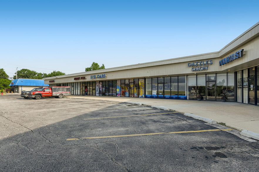 805-845 N Roselle Rd, Schaumburg, IL for rent - Building Photo - Image 3 of 22