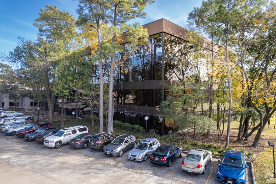 2000 N Loop Fwy W, Houston, TX to rent - Building Photo - Image 2 of 7