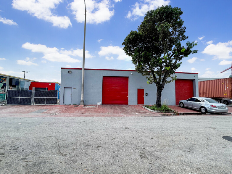 1052-1054 E 27th St, Hialeah, FL for rent - Primary Photo - Image 1 of 3