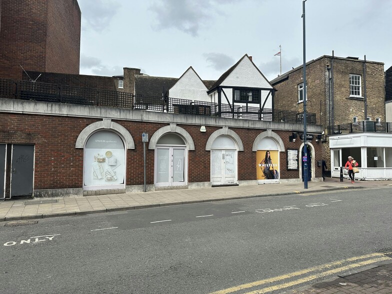 Retail in Unit 2, 2 Church St, Kingston Upon Thames to rent - Building Photo - Image 2 of 4