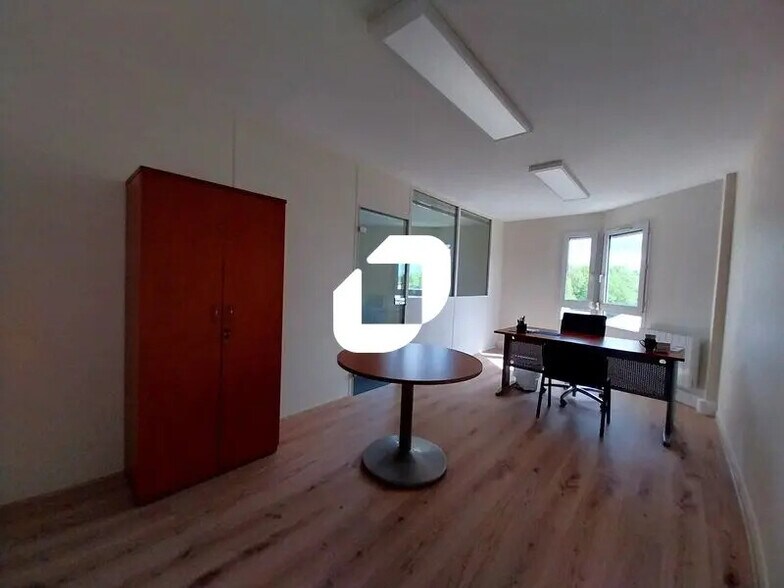 Office in Rambouillet to rent - Interior Photo - Image 2 of 12