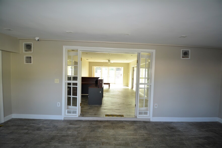 16921 NE 6th Ave, North Miami Beach, FL for sale - Interior Photo - Image 3 of 21