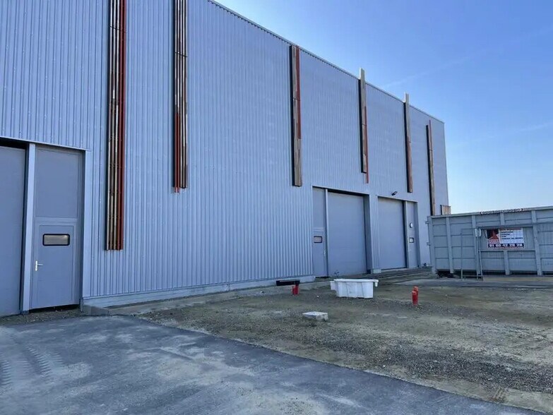 Light Industrial in Louvres to rent - Building Photo - Image 3 of 4