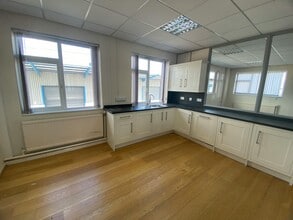 Morley Carr Rd, Bradford to rent Interior Photo- Image 1 of 2