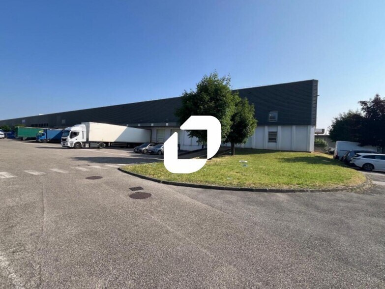 Industrial in Vénissieux to rent - Building Photo - Image 2 of 16