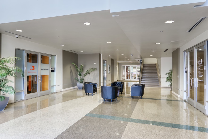 14050 N 83rd Ave, Peoria, AZ to rent - Interior Photo - Image 2 of 29