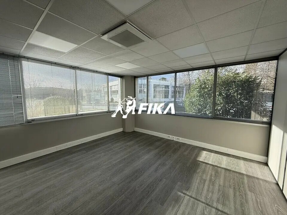 Office in Mérignac to rent Interior Photo- Image 1 of 12