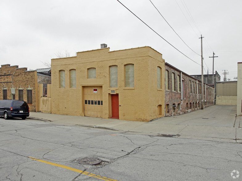 1425 N Vel R Phillips Ave, Milwaukee, WI for rent - Building Photo - Image 1 of 2