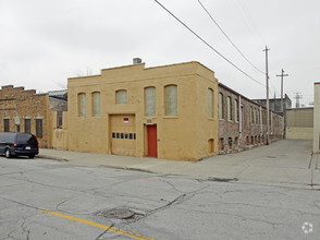 1425 N Vel R Phillips Ave, Milwaukee, WI for rent Building Photo- Image 1 of 3