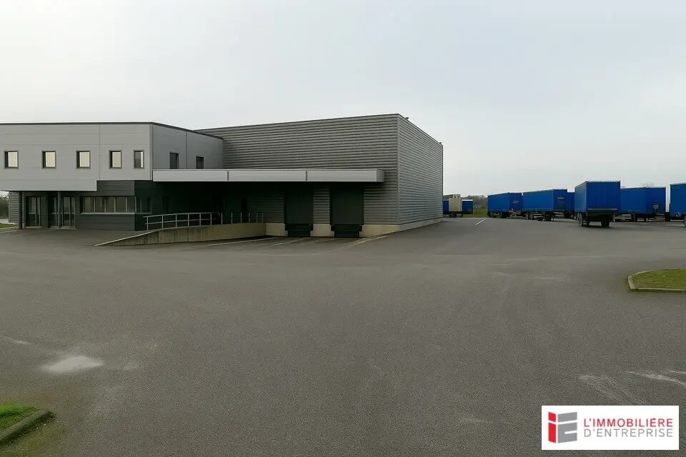 Location Entrepôt 2 460 m² - Photo 1
