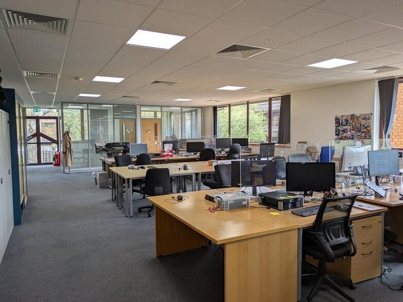 60 Priestley Rd, Guildford to rent - Interior Photo - Image 2 of 6