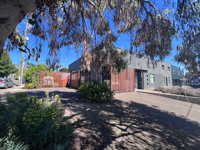 110-118 SE 8th Ave, Portland, OR for sale - Primary Photo - Image 1 of 1