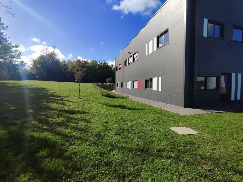 Office in Vaulx-Milieu to rent - Building Photo - Image 2 of 9