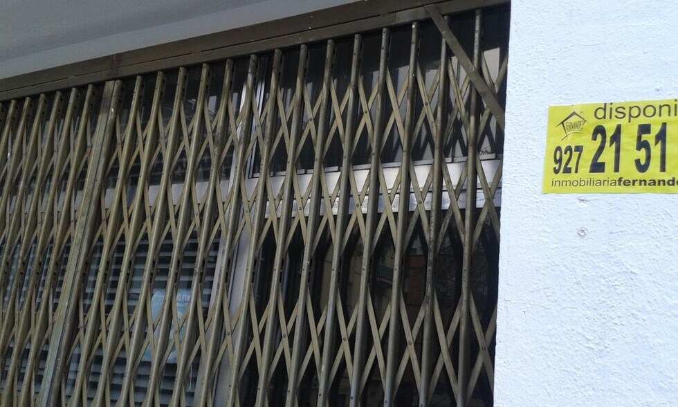 Retail in Cáceres, Cáceres to rent - Building Photo - Image 2 of 3