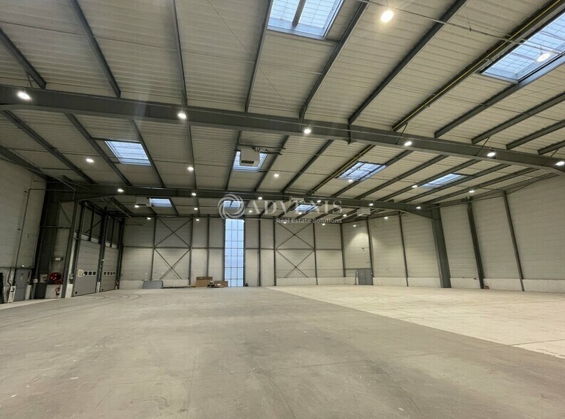 Light Industrial in Le Mesnil Amelot to rent - Interior Photo - Image 3 of 12