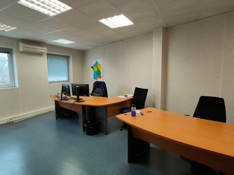 Light Industrial in Saint-Priest to rent - Interior Photo - Image 2 of 8