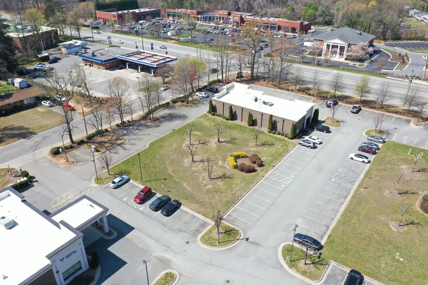 1300-1308 Eastchester Dr, High Point, NC for sale - Building Photo - Image 3 of 6