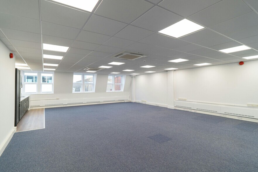 39 Queen St, Maidenhead to rent - Building Photo - Image 3 of 12
