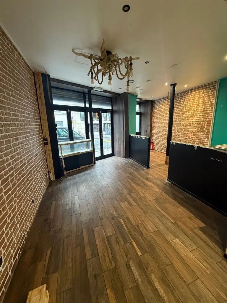 Retail in Paris to rent Interior Photo- Image 1 of 8