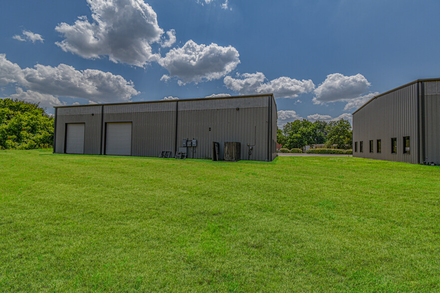 315 Industrial Park Blvd, Willis, TX for rent - Building Photo - Image 2 of 33