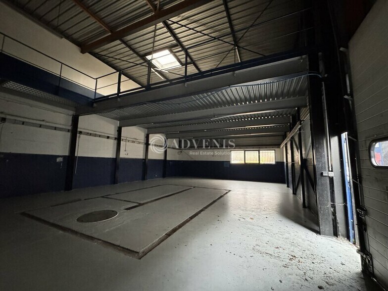 Light Industrial in Ozoir-la-Ferrière to rent - Interior Photo - Image 1 of 4