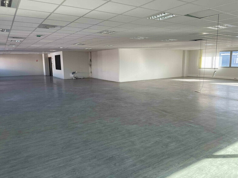 Light Industrial in Saint-Priest to rent - Interior Photo - Image 1 of 94