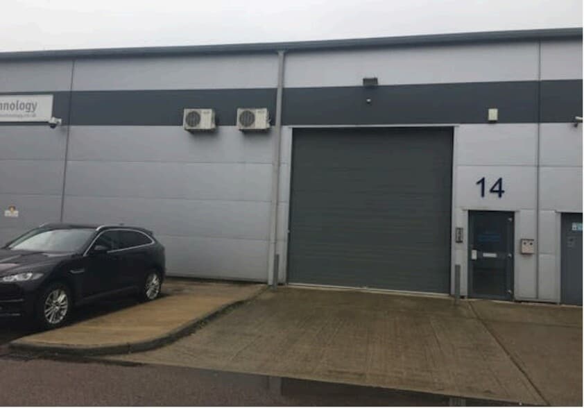 Smeaton Clos, Aylesbury to rent - Building Photo - Image 2 of 2