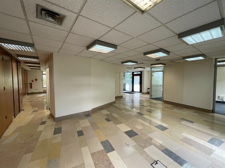 Office in Neuilly-sur-Seine to rent - Interior Photo - Image 1 of 4