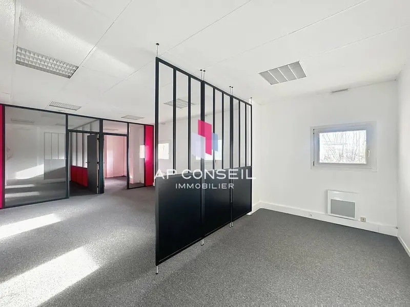 Office in Saint-Germain-en-Laye to rent Interior Photo- Image 1 of 4