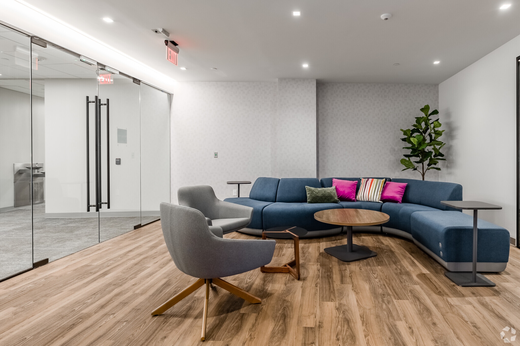 5425-5481 Wisconsin Ave, Chevy Chase, MD to rent Interior Photo- Image 1 of 12