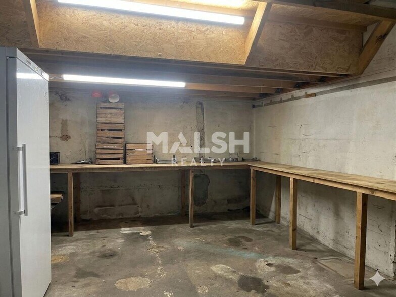 Retail in Lyon to rent - Interior Photo - Image 3 of 3
