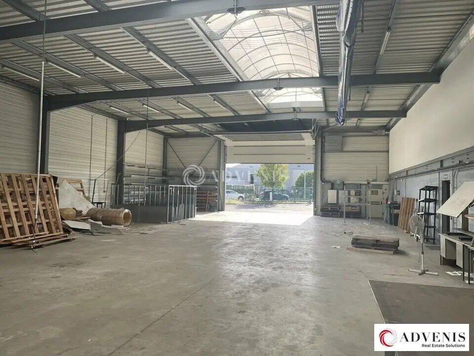Light Industrial in Saint-Médard-en-Jalles to rent Building Photo- Image 1 of 7