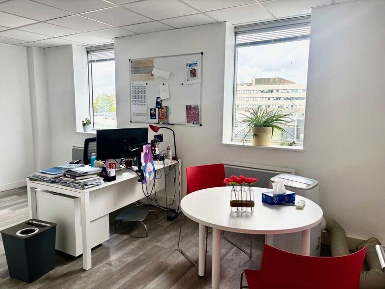 Office in Créteil to rent - Building Photo - Image 2 of 19