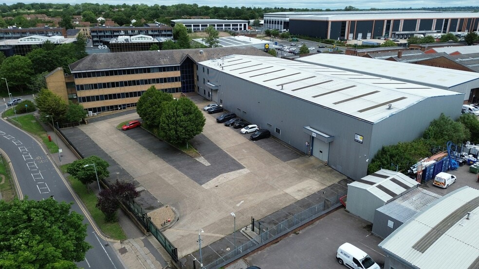 1 Elstree Way, Borehamwood to rent - Building Photo - Image 1 of 10