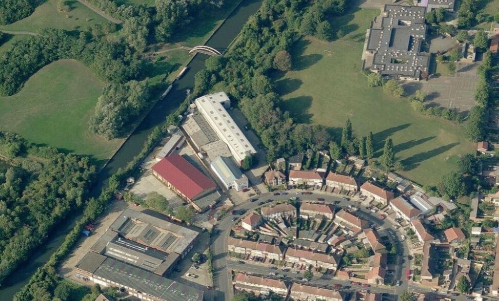 58 Kingsbridge Crescent, Southall to rent - Building Photo - Image 2 of 8