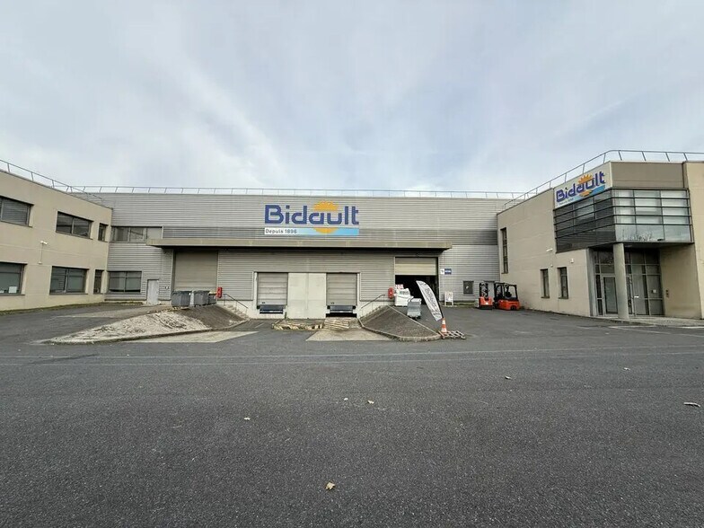 Light Industrial in Gennevilliers to rent - Building Photo - Image 1 of 12